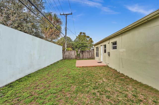 490 NE 51st Street, Oakland Park, FL 33334