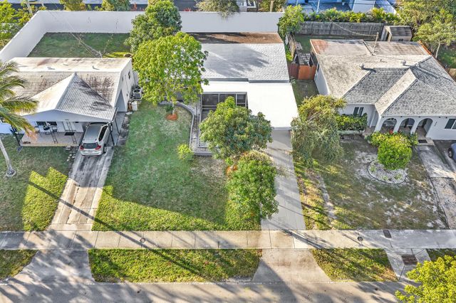 490 NE 51st Street, Oakland Park, FL 33334