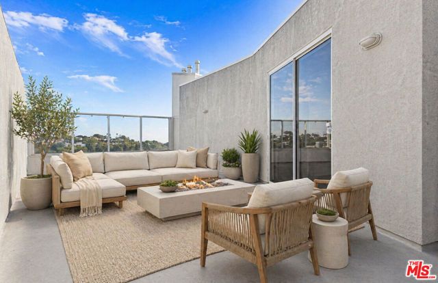171 N Church Lane PH10, Los Angeles, CA 90049
