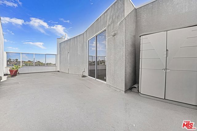 171 N Church Lane PH10, Los Angeles, CA 90049