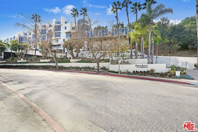171 N Church Lane PH10, Los Angeles, CA 90049