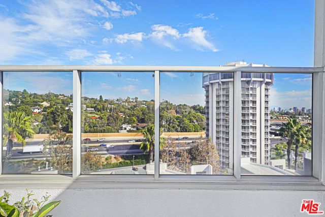 171 N Church Lane PH10, Los Angeles, CA 90049