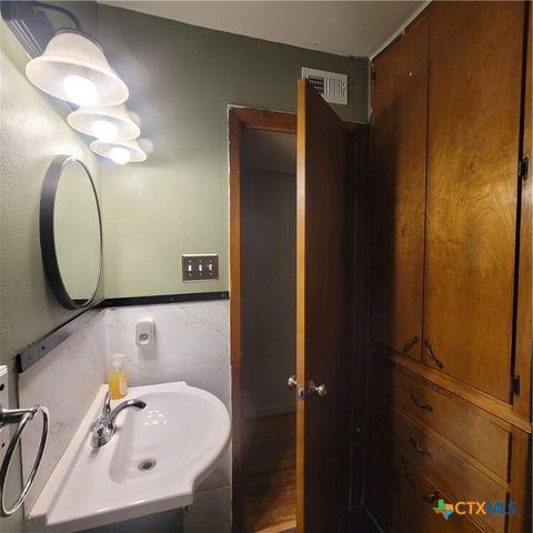 706 S 1st Street, Copperas Cove, TX 76522