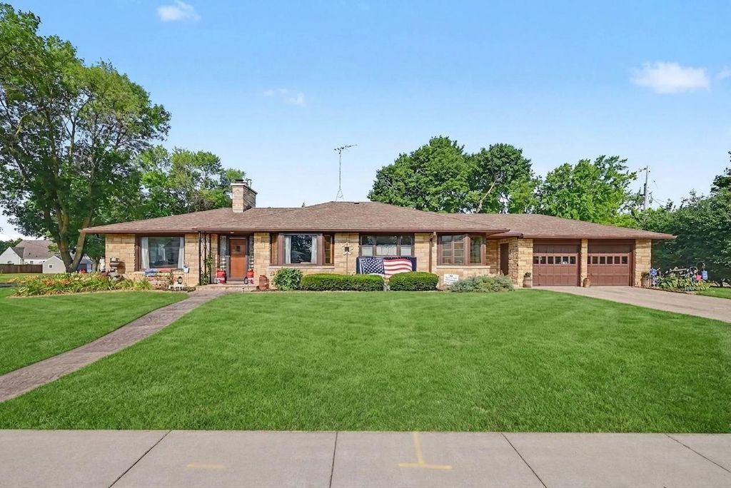 300 5th Street NE, Montgomery, MN 56069 — exterior