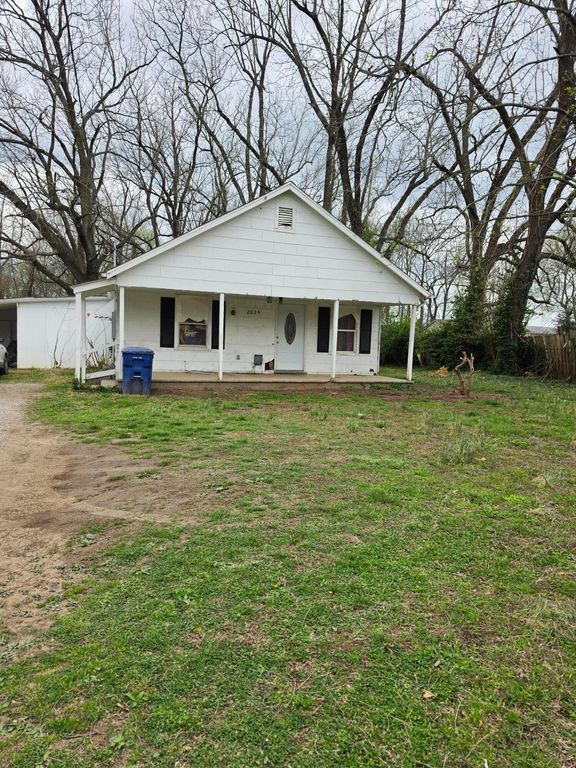 2824 W Chestnut Street, Springfield, MO 65803