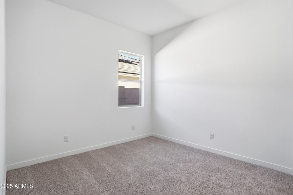 Image 18 of property listing at 10309 S 20th Lane, Phoenix, AZ 85041