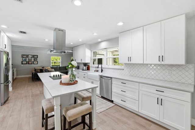 624 Whippoorwill Row, West Palm Beach, FL 33411