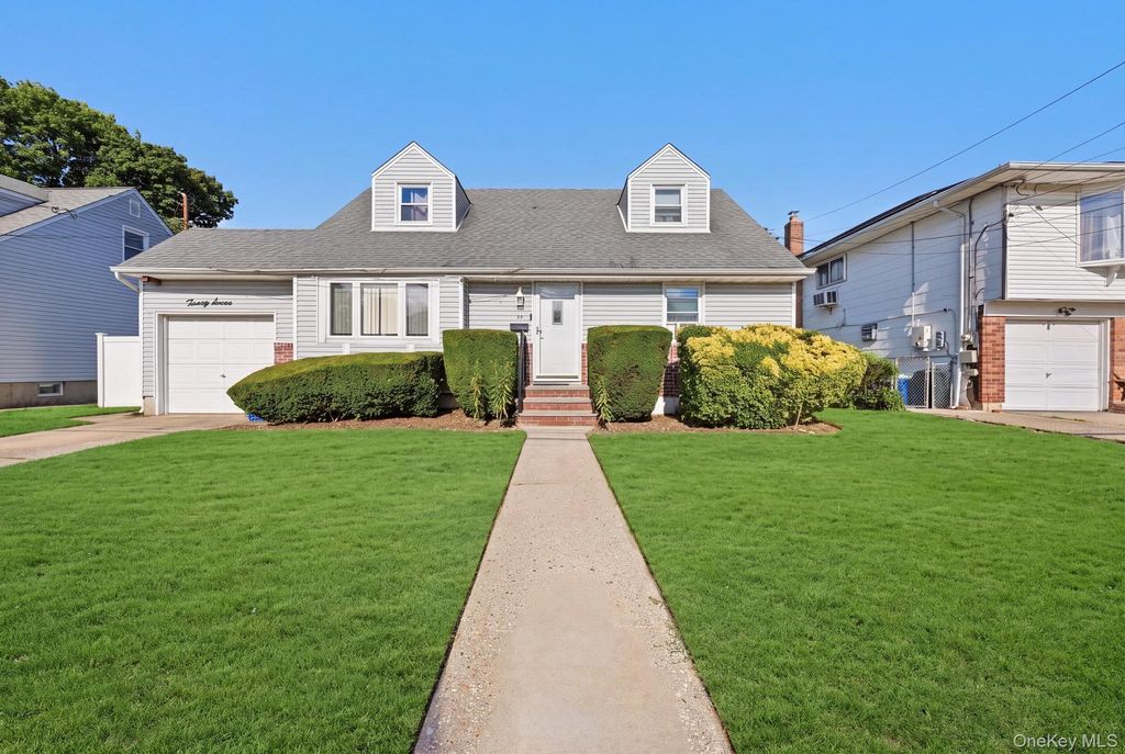 27 Hapsburg Place, Hempstead, NY 11550 — exterior