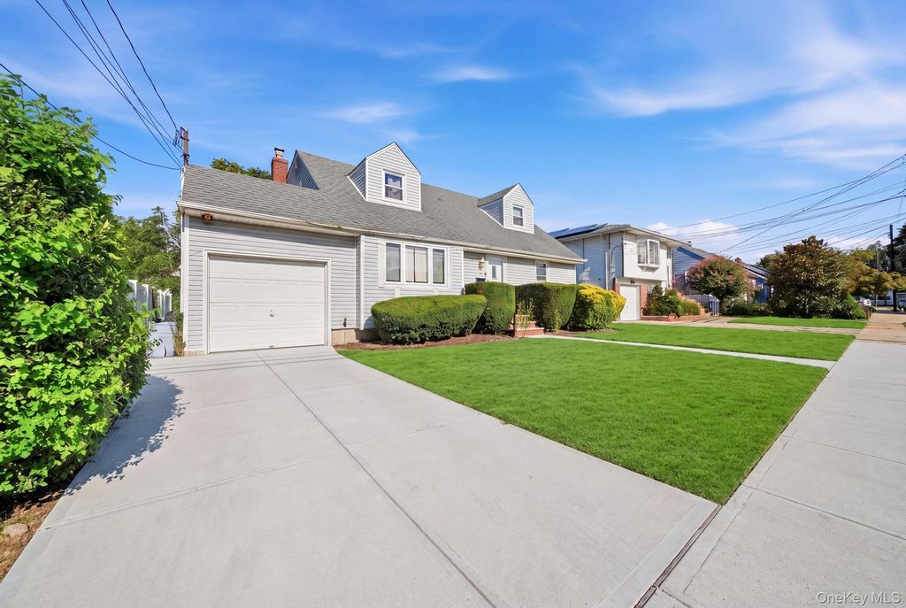 27 Hapsburg Place, Hempstead, NY 11550 — photo 2