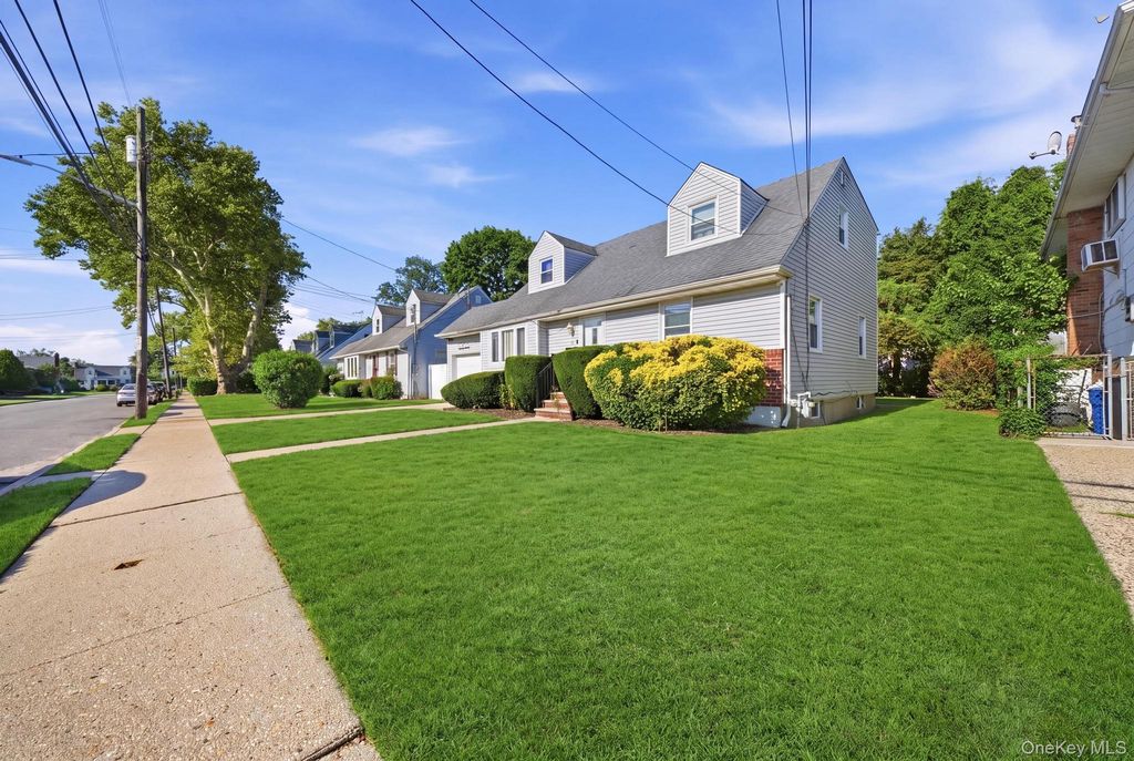 27 Hapsburg Place, Hempstead, NY 11550 — photo 3