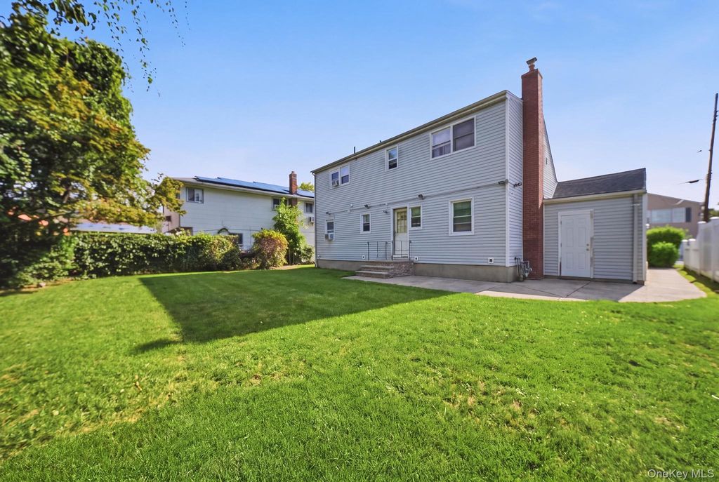27 Hapsburg Place, Hempstead, NY 11550 — photo 4