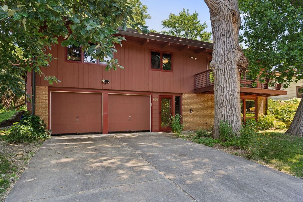 626 Desnoyer Avenue, Saint Paul, MN 55104