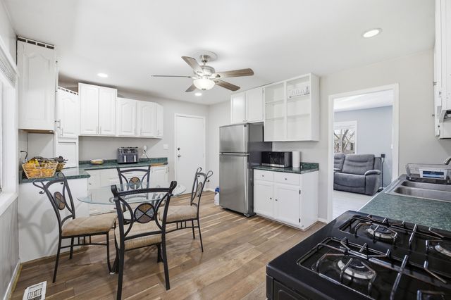 205 Villa Road, Streamwood, IL 60107