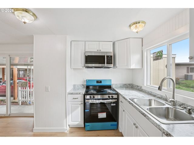 690 Sw LIBERTY BELL Dr, Beaverton, OR 97006