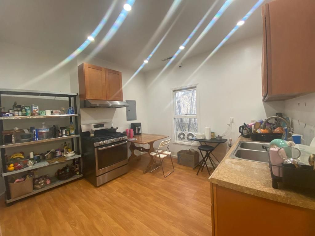 Image 10 of property listing at 621 S 6th Street, San Jose, CA 95112