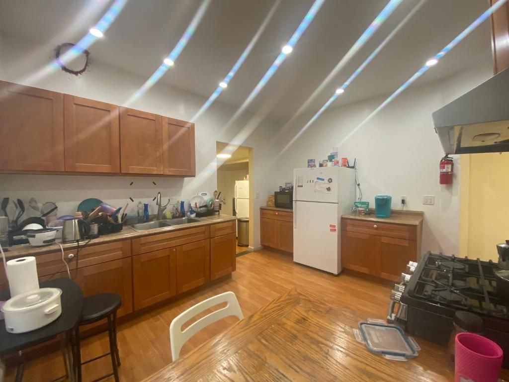 Image 11 of property listing at 621 S 6th Street, San Jose, CA 95112