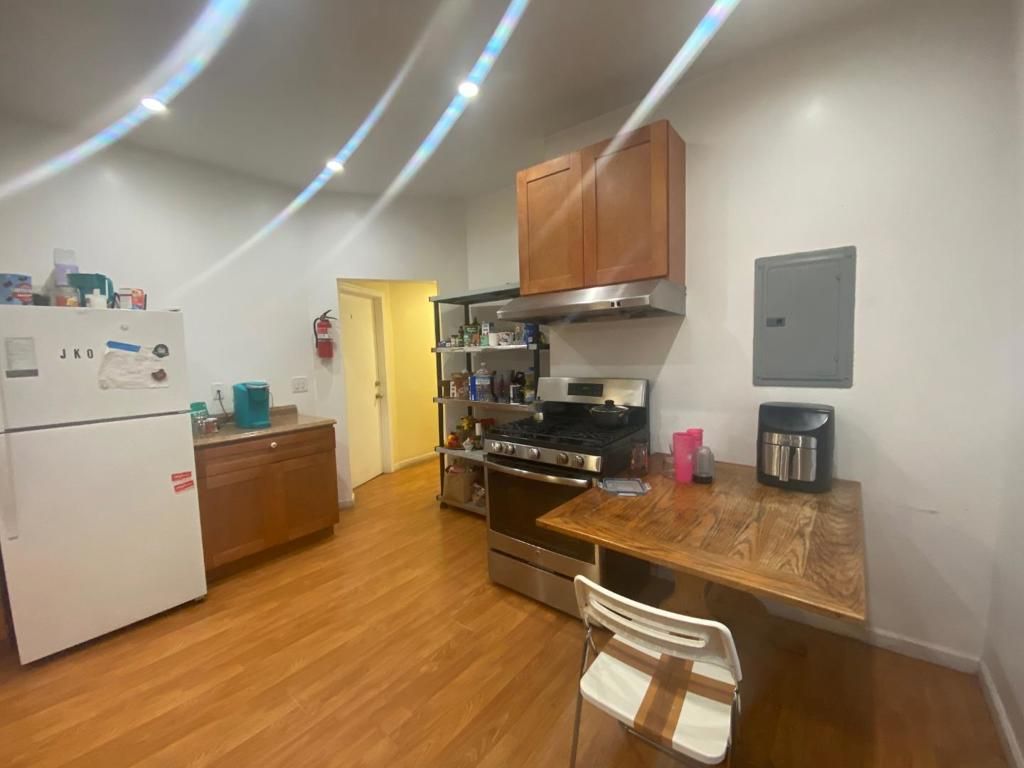 Image 12 of property listing at 621 S 6th Street, San Jose, CA 95112