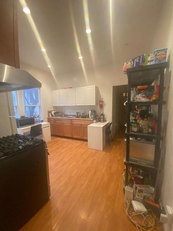 Image 4 of property listing at 621 S 6th Street, San Jose, CA 95112