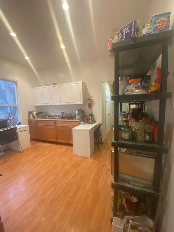 Image 5 of property listing at 621 S 6th Street, San Jose, CA 95112