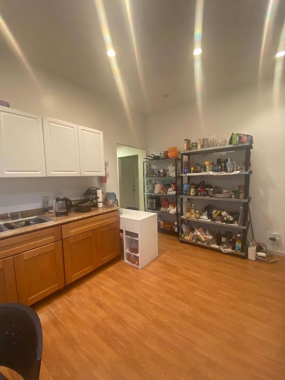 Image 6 of property listing at 621 S 6th Street, San Jose, CA 95112