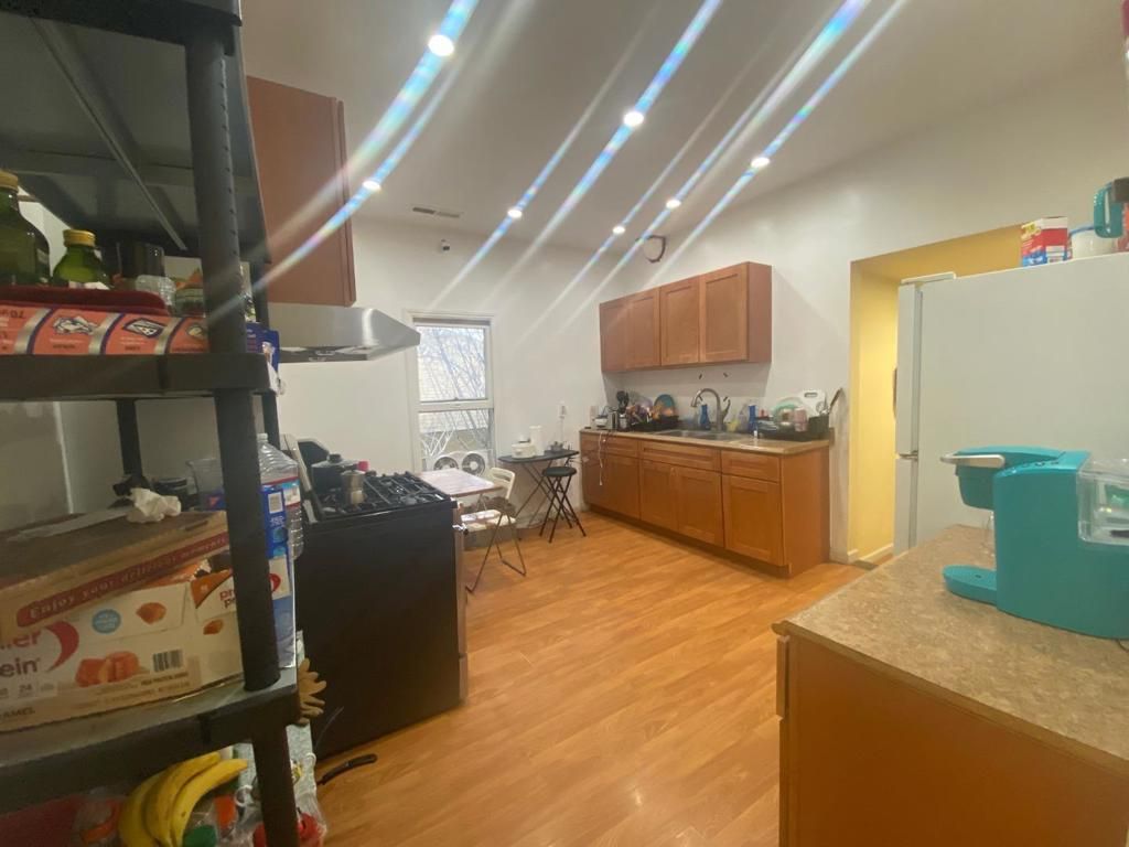 Image 9 of property listing at 621 S 6th Street, San Jose, CA 95112