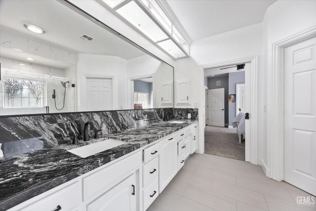 311 Saba Way, Bakersfield, CA 93314