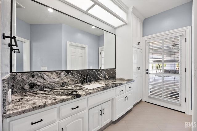 311 Saba Way, Bakersfield, CA 93314
