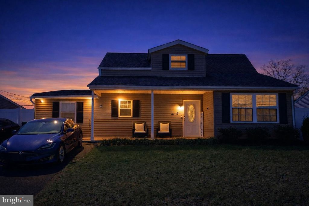 37 RIVER LN, Levittown, PA 19055