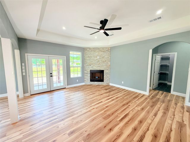 302 E Travis Street, Leonard, TX 75452