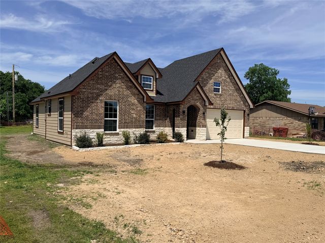 302 E Travis Street, Leonard, TX 75452