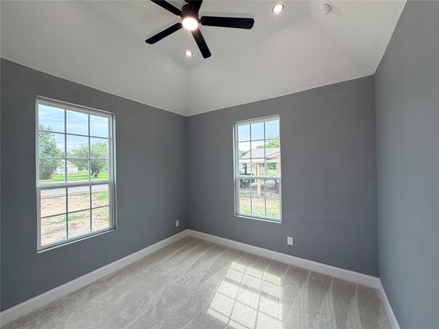 302 E Travis Street, Leonard, TX 75452