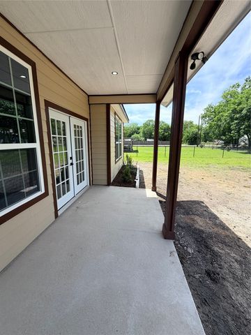 302 E Travis Street, Leonard, TX 75452