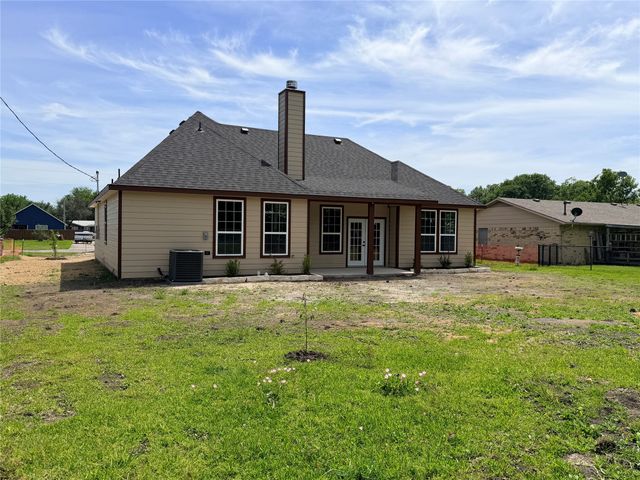 302 E Travis Street, Leonard, TX 75452