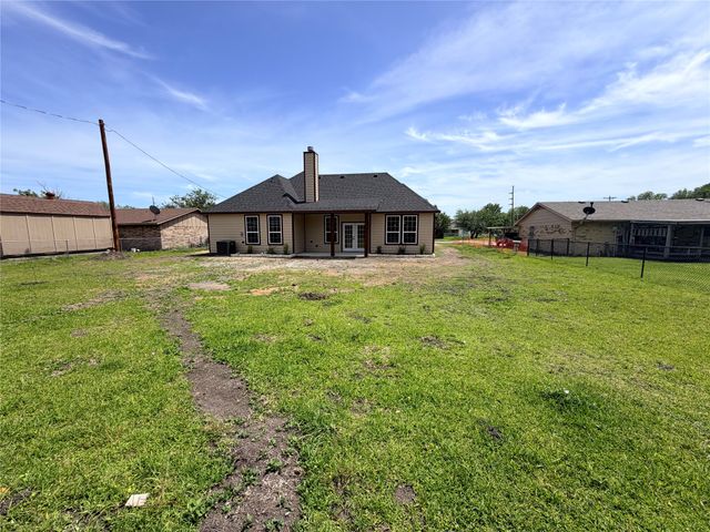 302 E Travis Street, Leonard, TX 75452