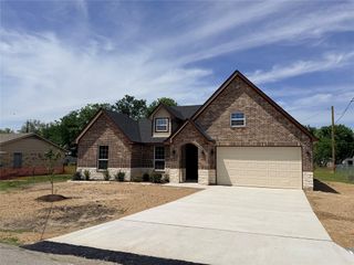 302 E Travis Street, Leonard, TX 75452