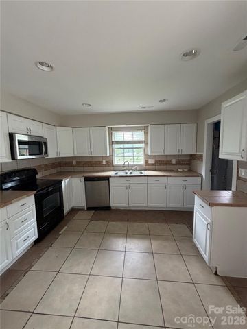 7101 Riding Trail Road, Charlotte, NC 28212