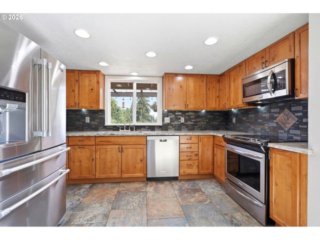 17987 S REDLAND Rd, Oregon City, OR 97045
