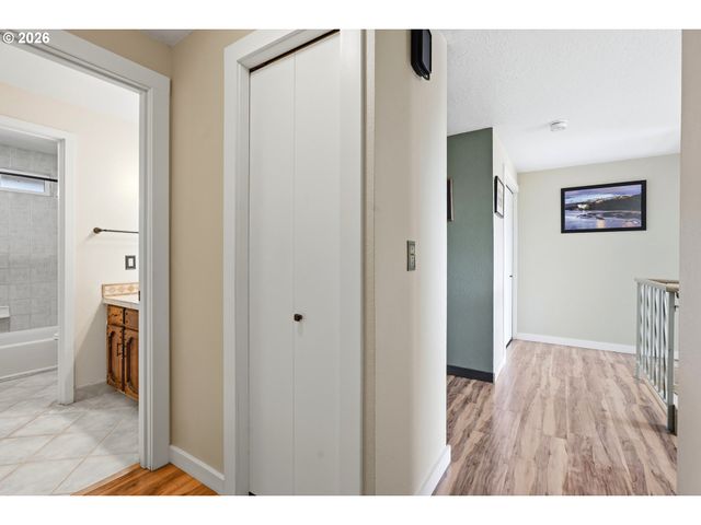 17987 S REDLAND Rd, Oregon City, OR 97045