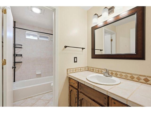 17987 S REDLAND Rd, Oregon City, OR 97045