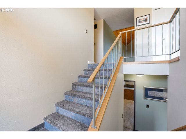 17987 S REDLAND Rd, Oregon City, OR 97045