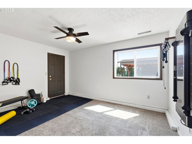17987 S REDLAND Rd, Oregon City, OR 97045