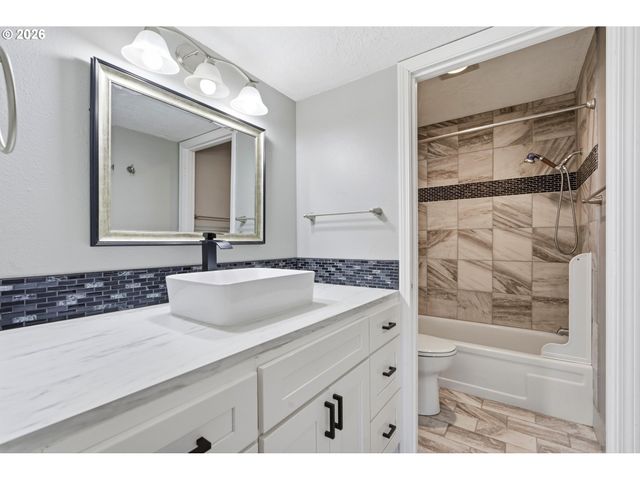 17987 S REDLAND Rd, Oregon City, OR 97045