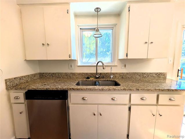 567 Pine Tree Road, Lake Orion, MI 48362