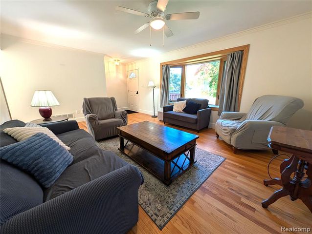 567 Pine Tree Road, Lake Orion, MI 48362