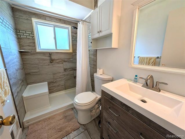 567 Pine Tree Road, Lake Orion, MI 48362