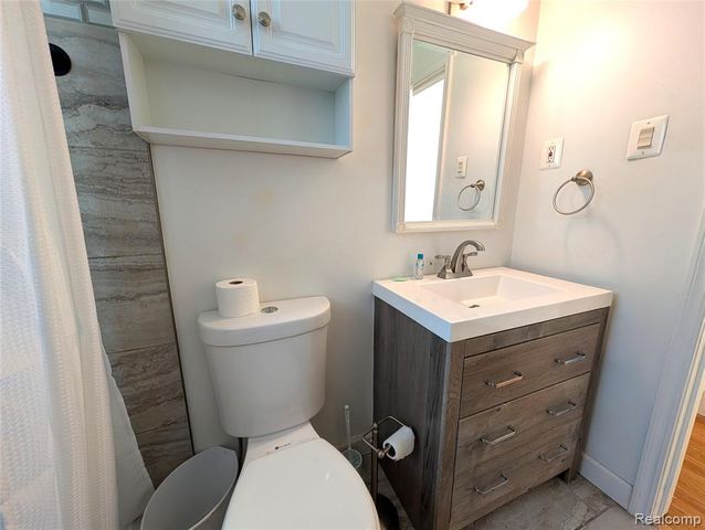 567 Pine Tree Road, Lake Orion, MI 48362