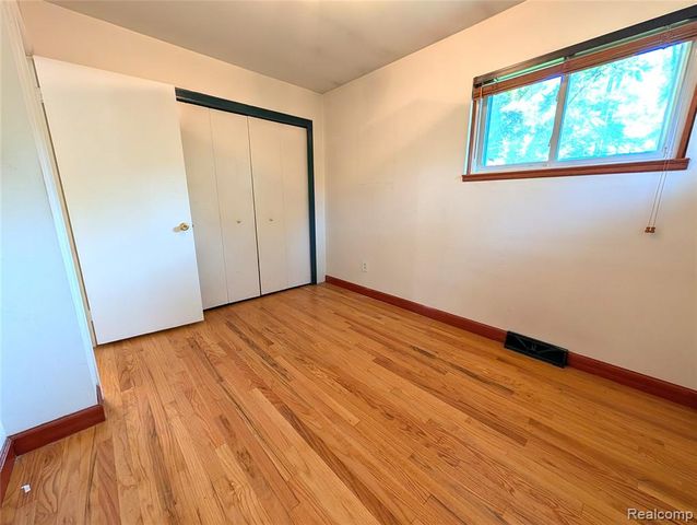 567 Pine Tree Road, Lake Orion, MI 48362