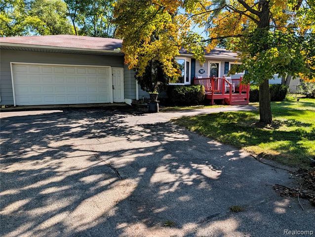 567 Pine Tree Road, Lake Orion, MI 48362