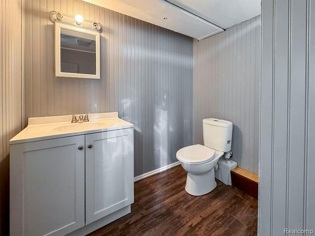 567 Pine Tree Road, Lake Orion, MI 48362