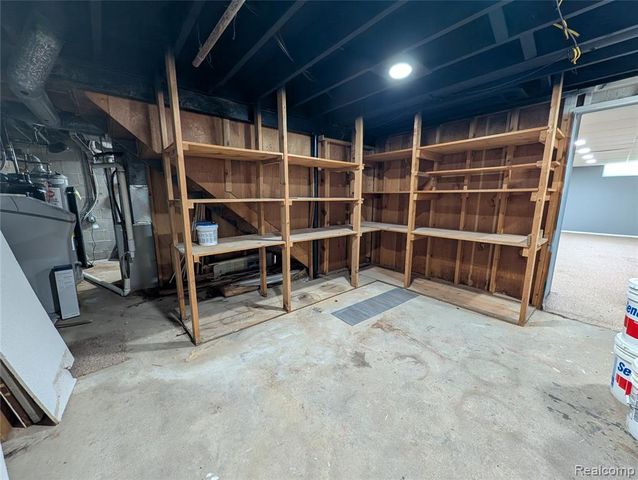 567 Pine Tree Road, Lake Orion, MI 48362
